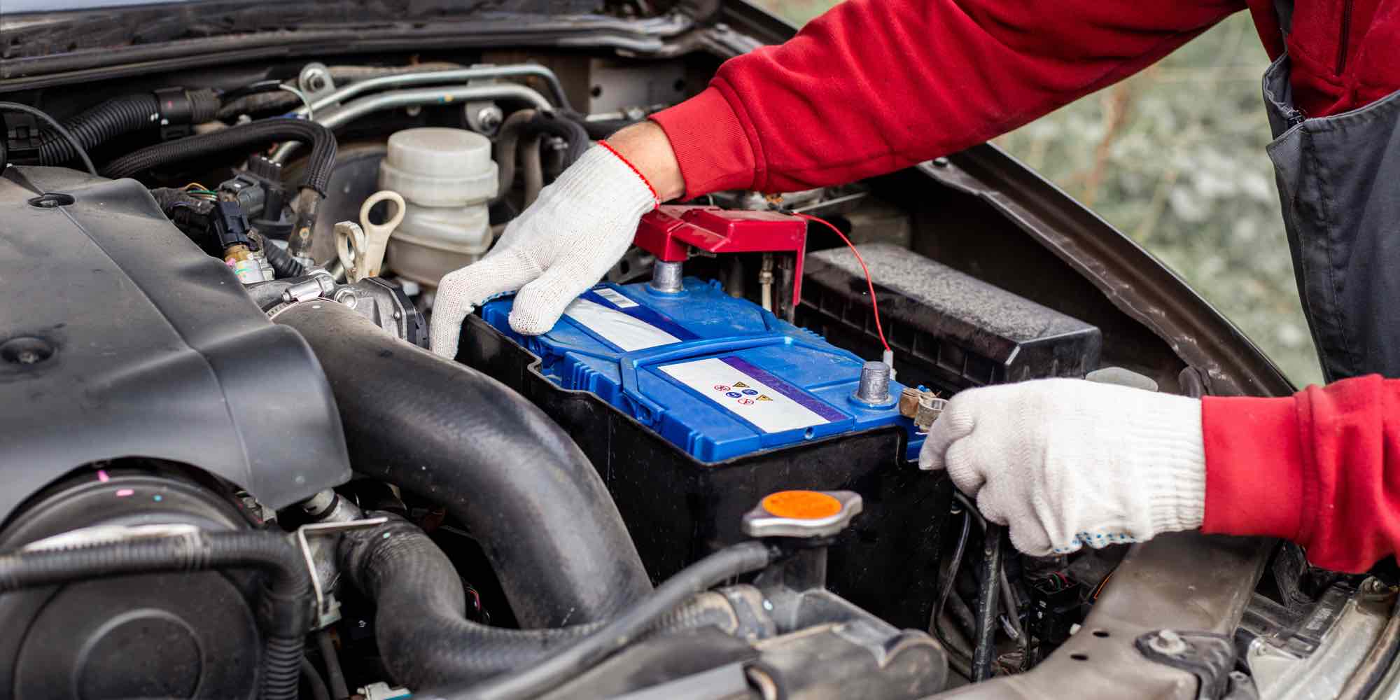 エンジンルーム内のバッテリー端子をチェック