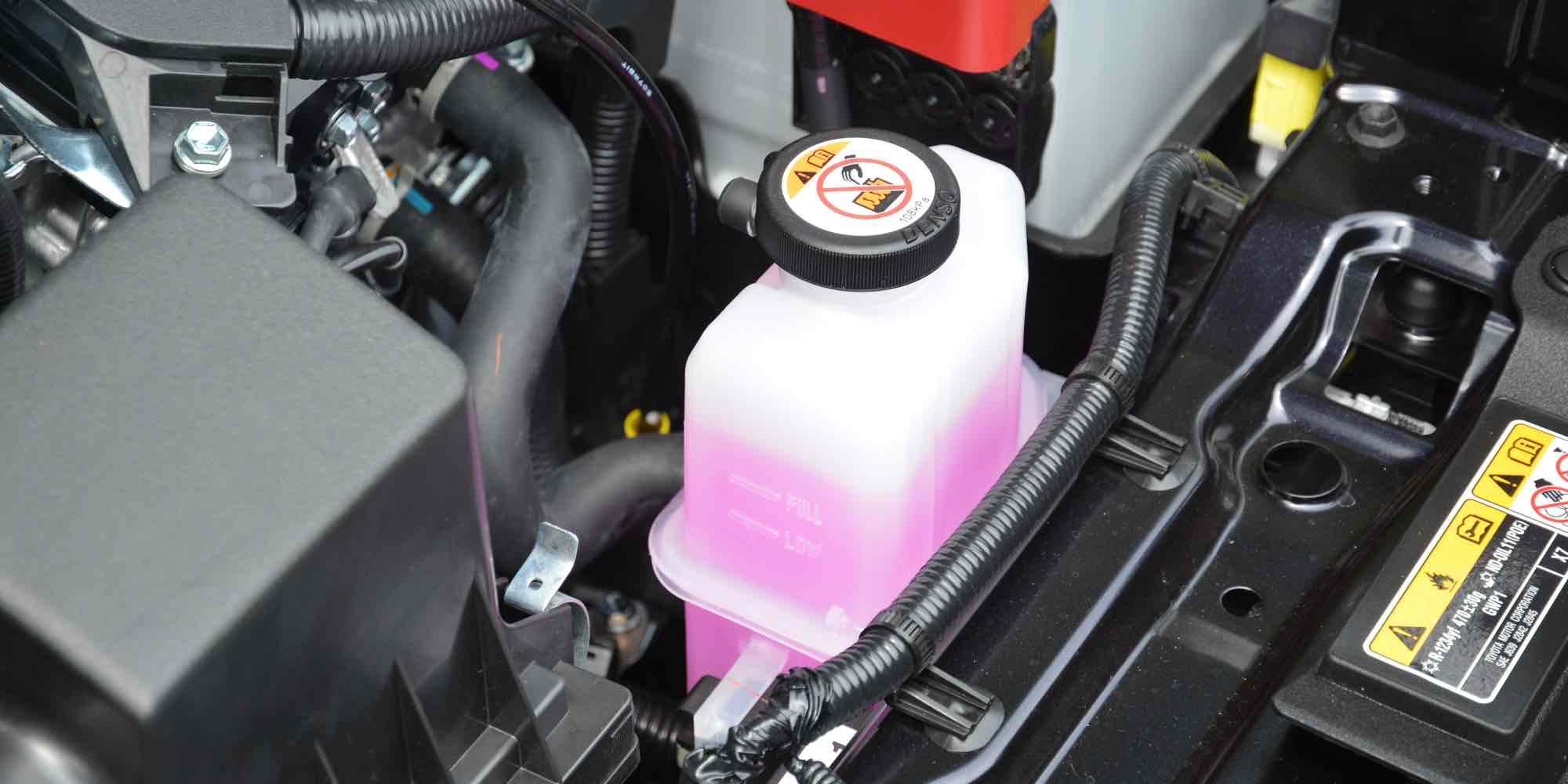 冷却水リザーバータンクのMINとMAXの間を確認