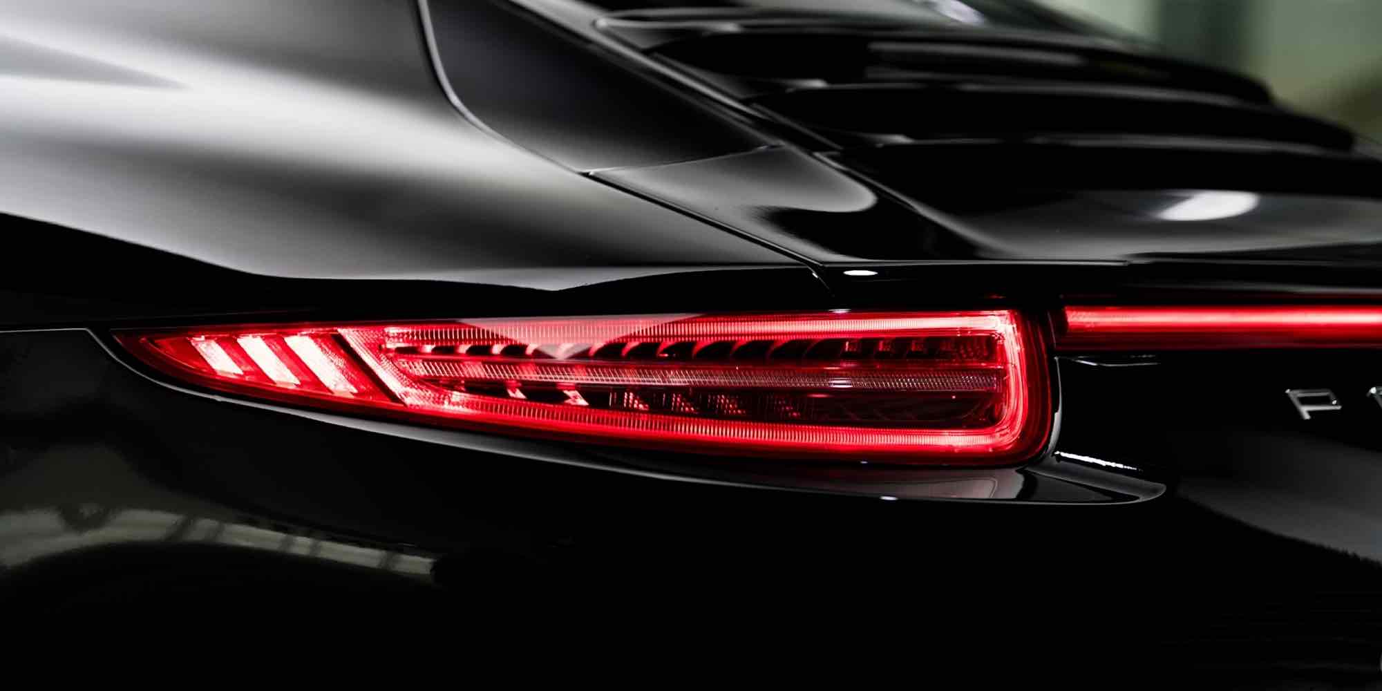 車の後方からテールランプやブレーキランプを点検