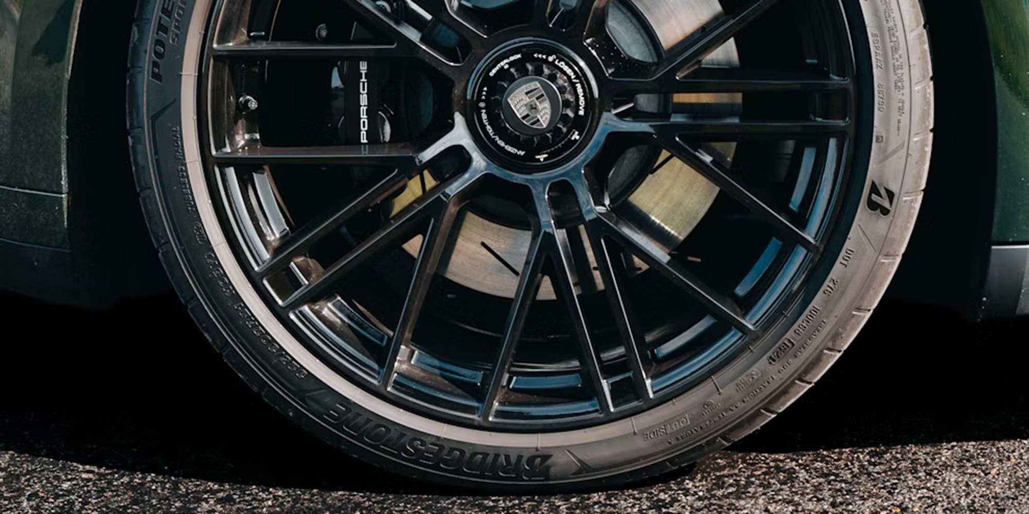 タイヤのサイドウォールとスリップサインを確認する