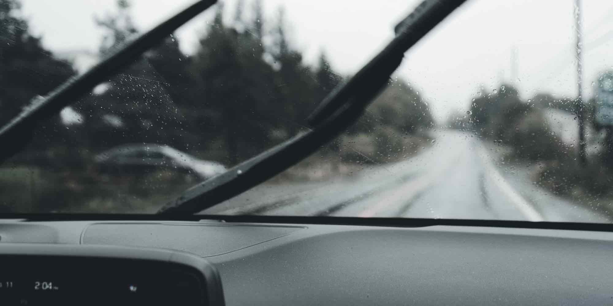 ワイパーゴムのひび割れと拭き取り状態をチェック