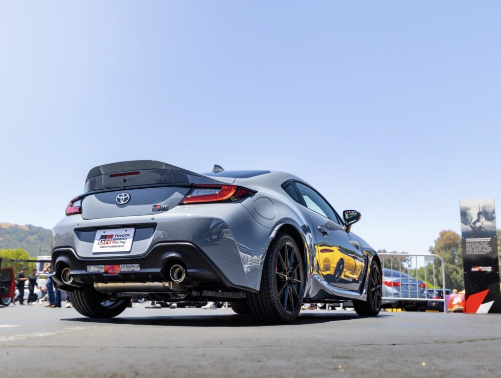 トヨタ、2027年型GR86を発表｜228馬力維持・スロットル制御見直し＆新色「Thunder」追加