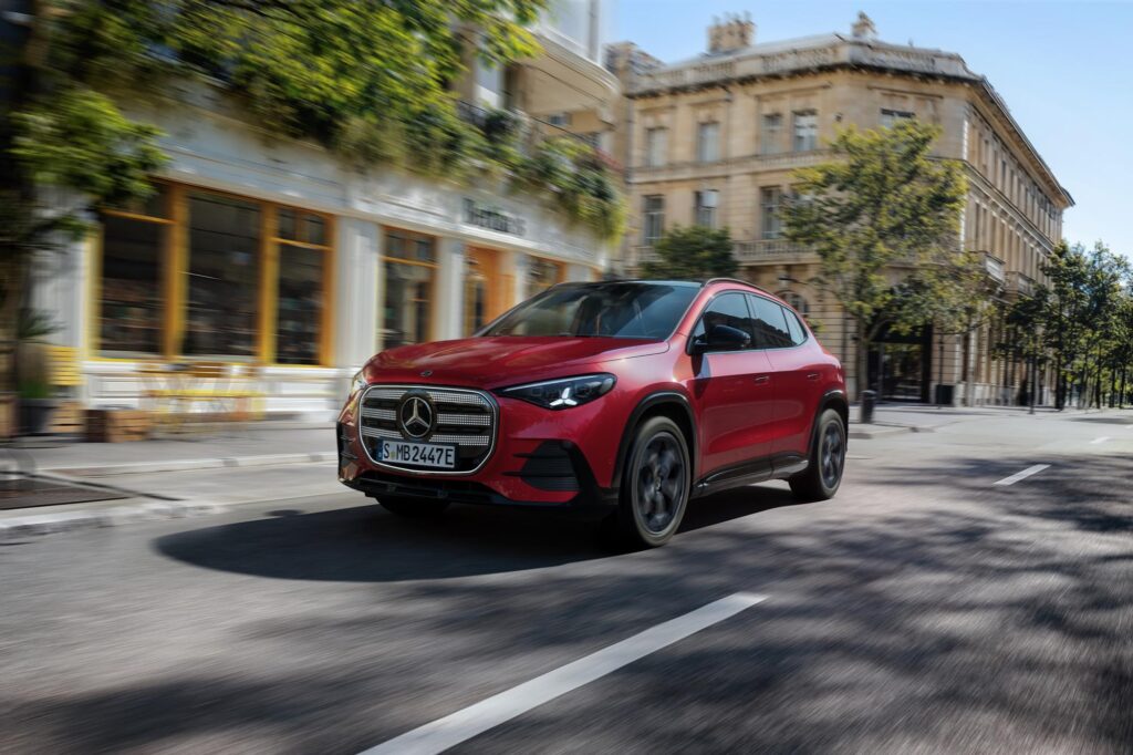 新型メルセデス・ベンツ GLA（2026年）フルモデルチェンジ世界初公開｜EV3モデルで航続最大657km、800V急速充電にも対応