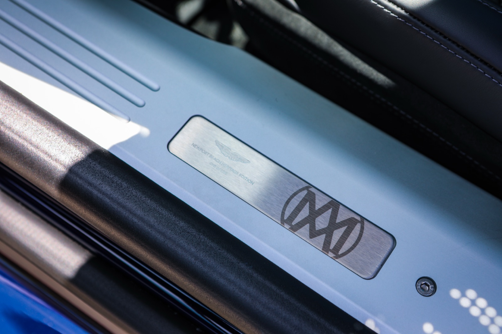 サイドシルに装着された Newport Beach Heritage Edition の限定シルプラーク