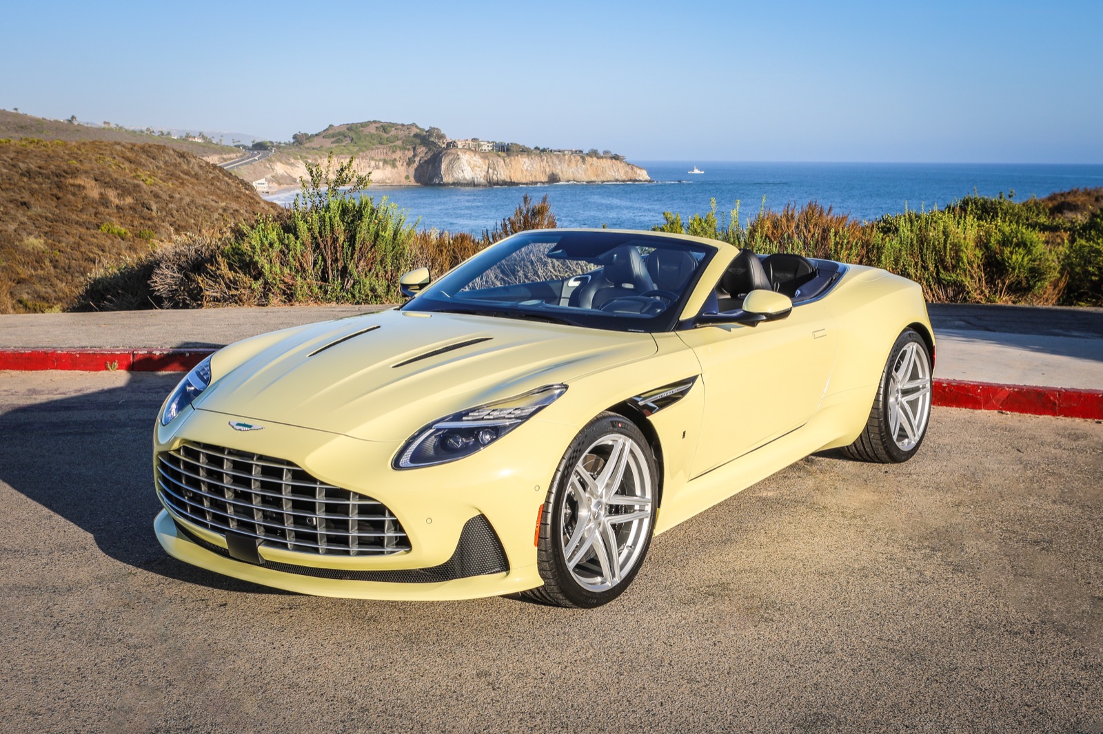 ペール・プリムローズをまとうアストンマーティン DB12 Volante のフロントビュー