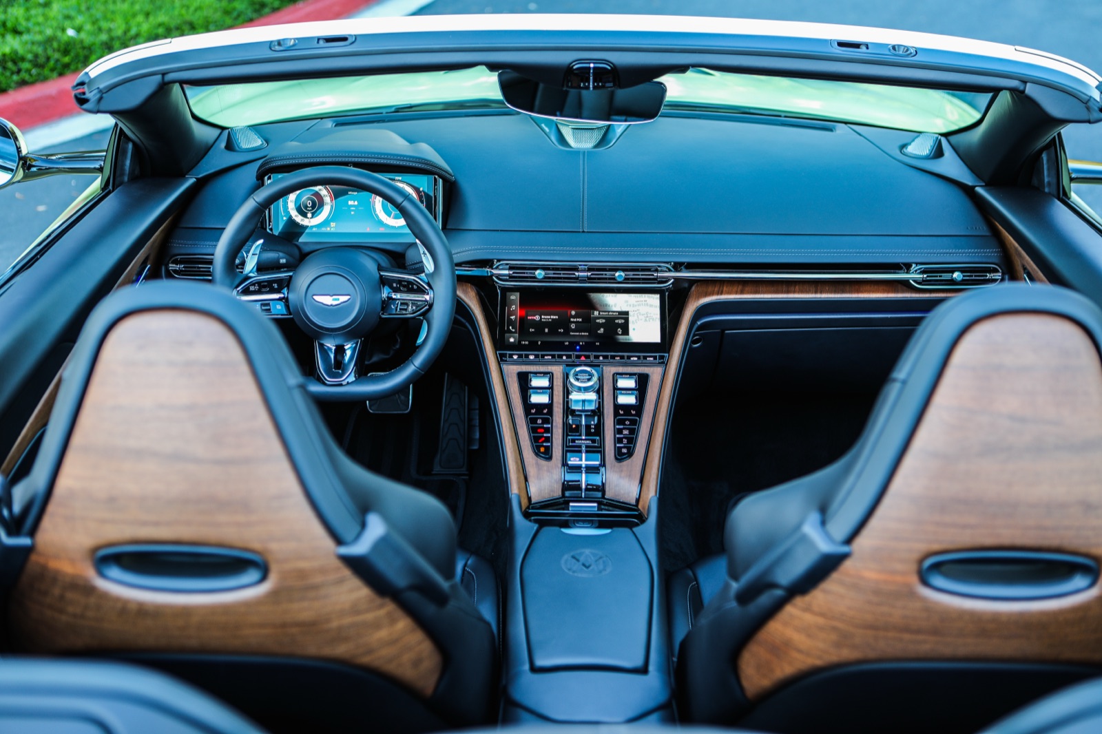 ダークウォルナットのウッドインレイとフルーテッドシートを備えた DB12 Volante のインテリア
