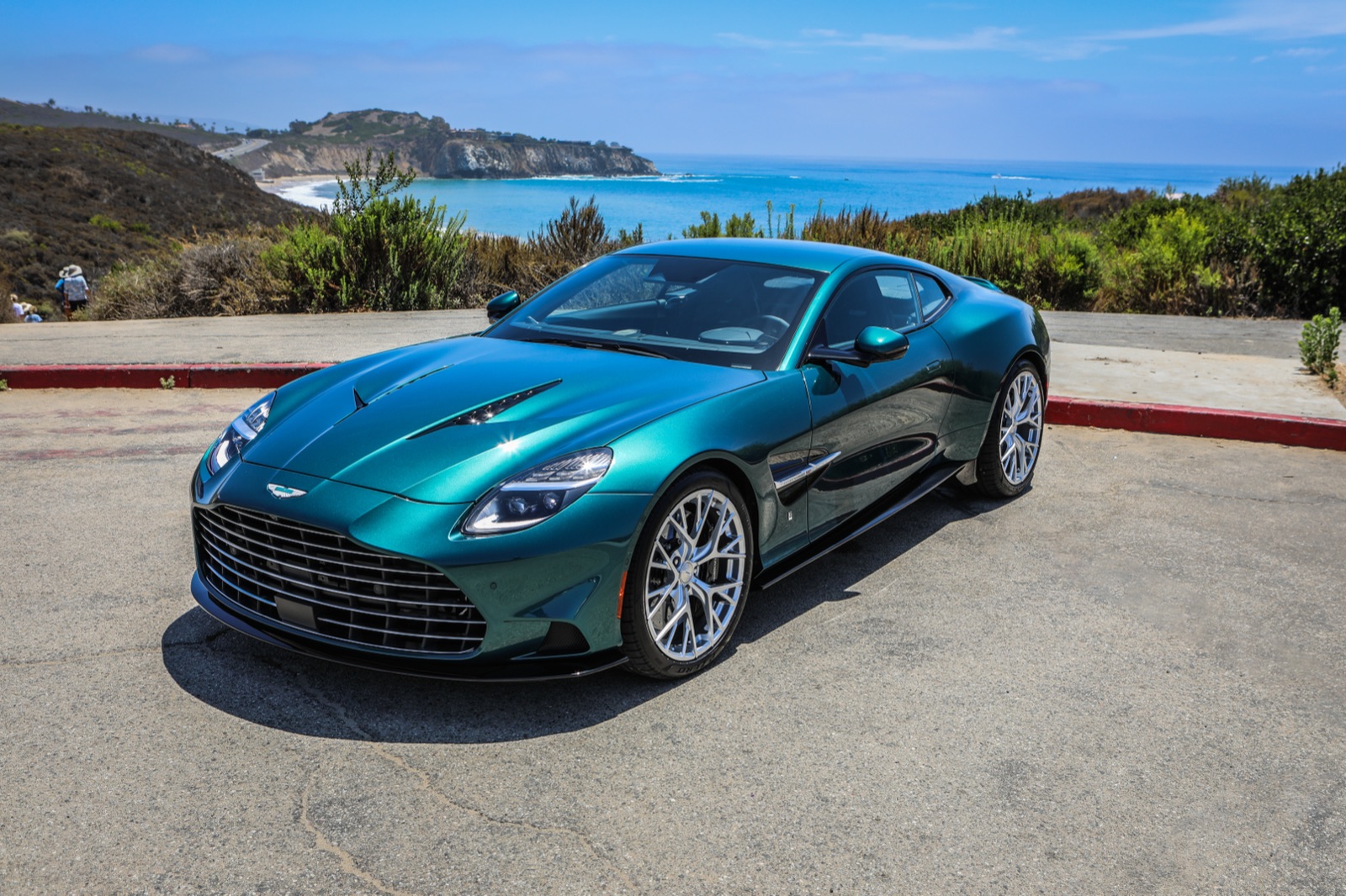 チューダー・グリーンのアストンマーティン Vanquish クーペのフロントサイドビュー
