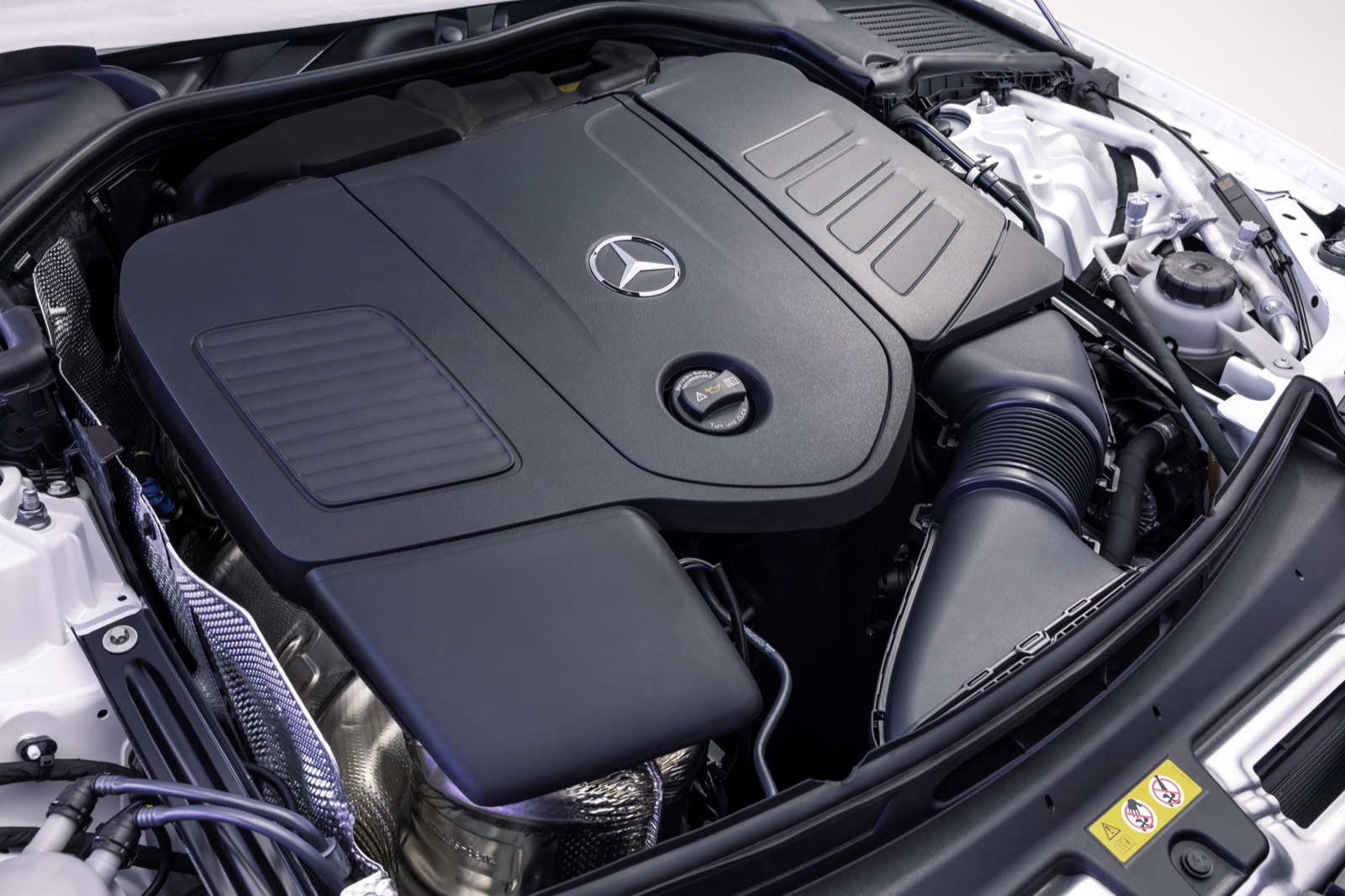 新型Cクラスのエンジンルーム。直列4気筒エンジンを搭載する
