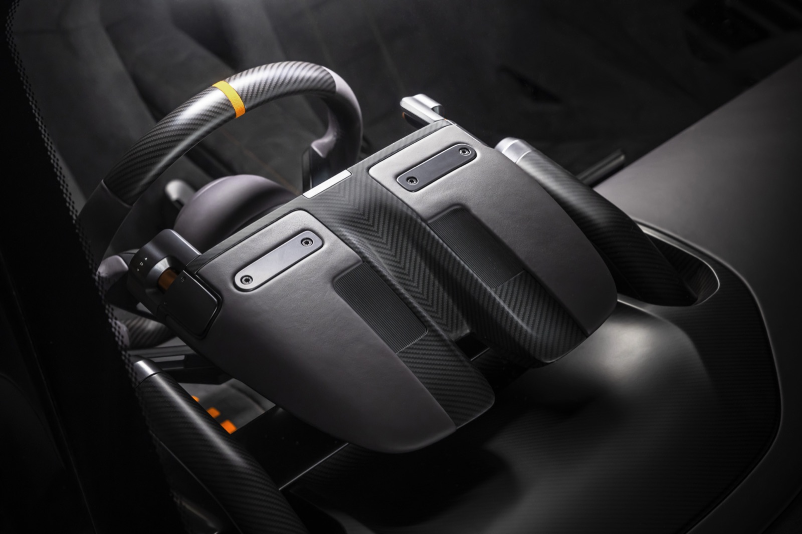 露出したカーボンファイバーで構成された McL 6GT のコクピットとシート