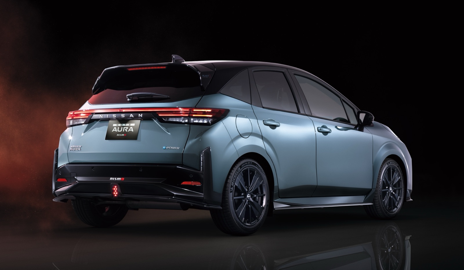 日産ノート Black Edition のリアビュー、ブラックホイールカバーとピュアホワイトパール/ミッドナイトブラック2トーン