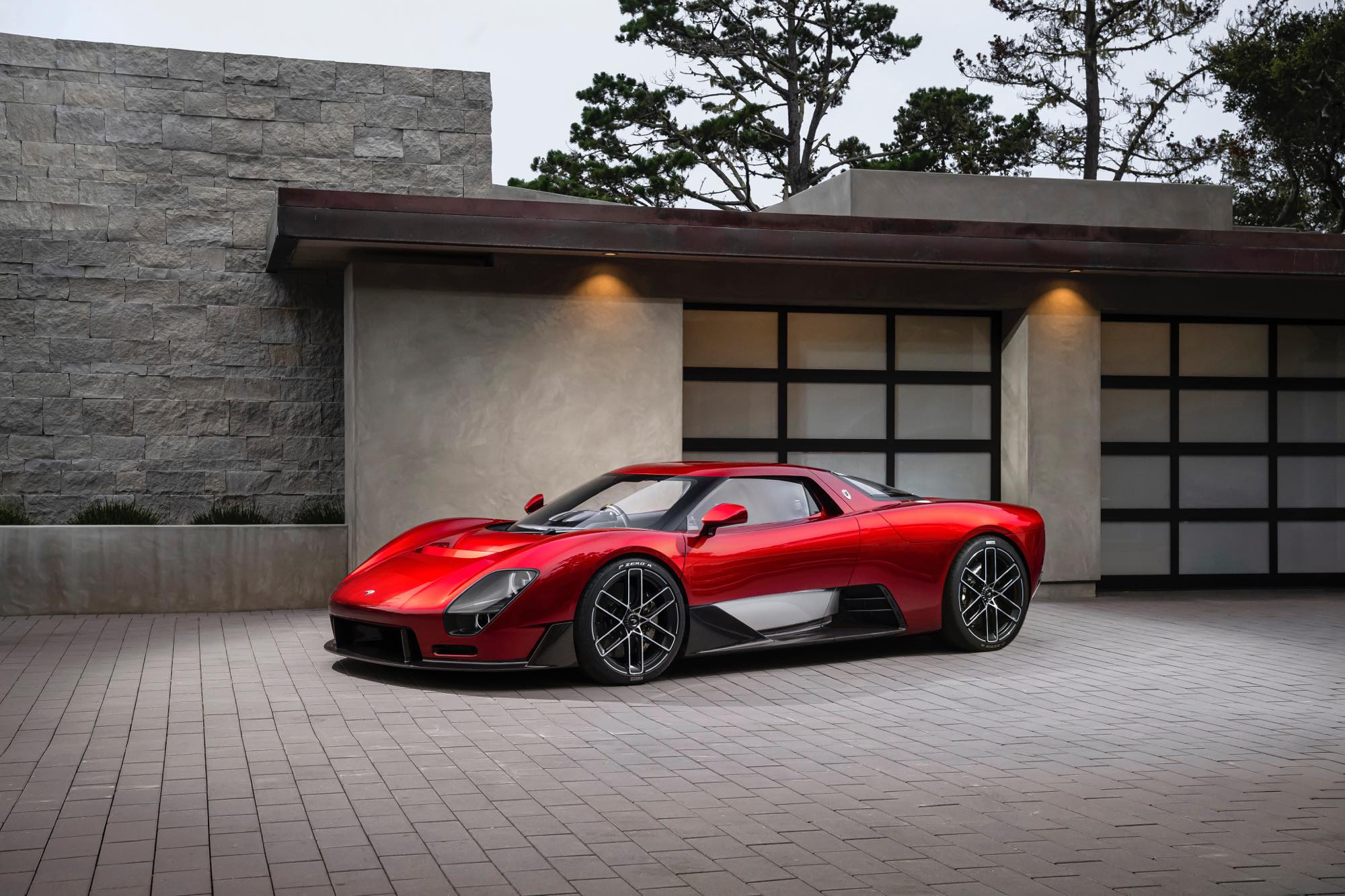 McL 6GT を上方から見たスタジオ写真。低いノーズからカムバックテールへ続く一体成形のフォルム