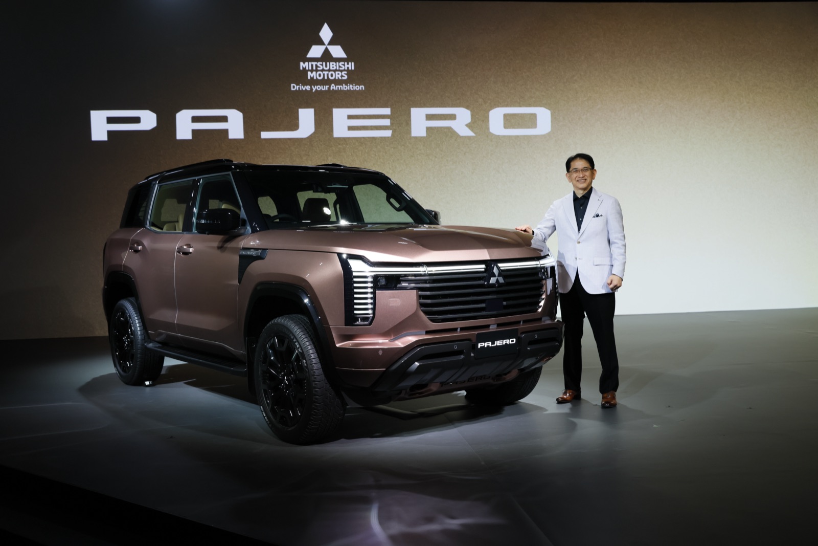 三菱 新型パジェロの世界初披露。ステージ上の実車と岸浦社長