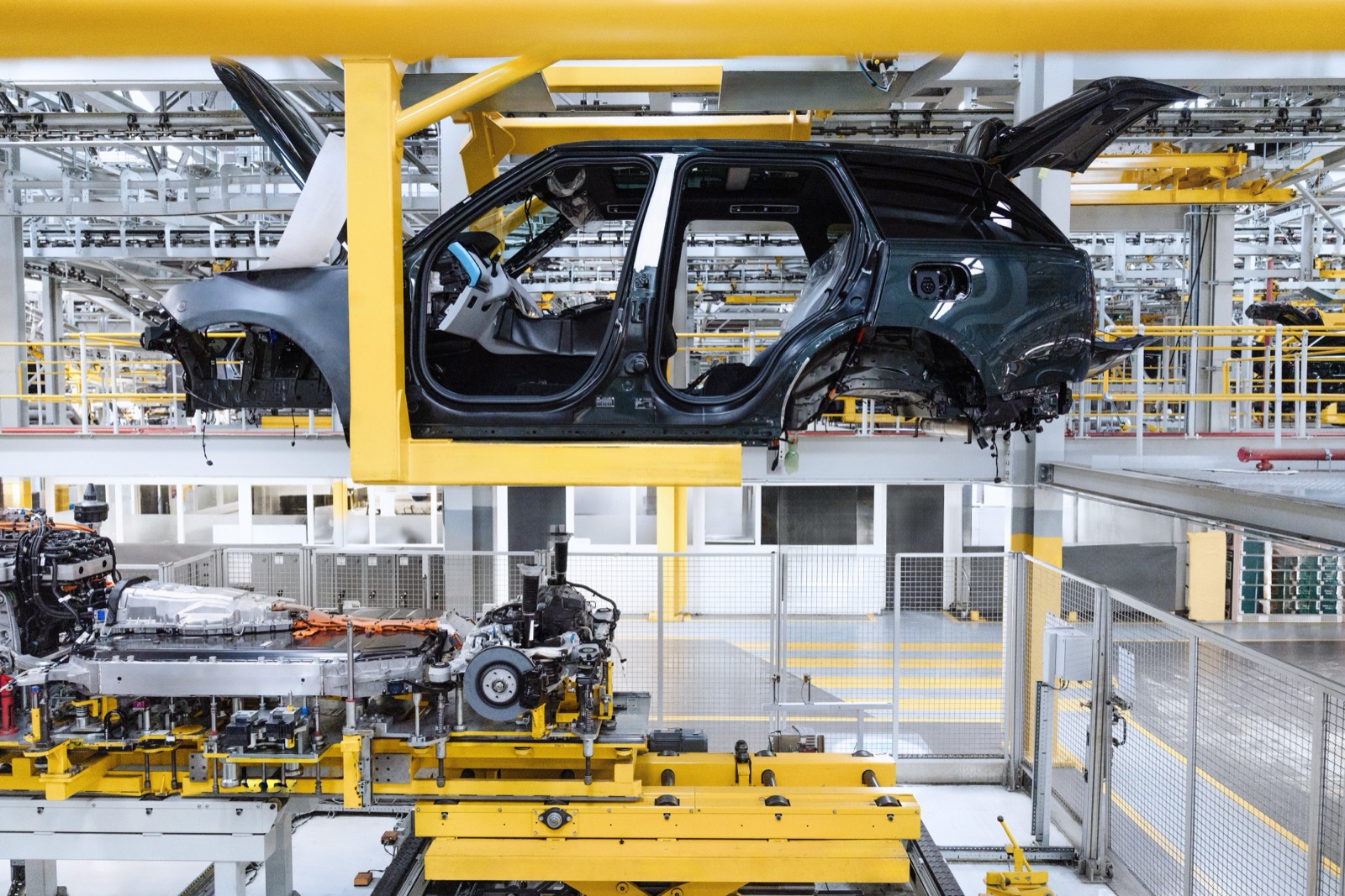 英国の生産ラインに吊り下げられたRANGE ROVER ELECTRIC のボディ。組み立て工程の様子