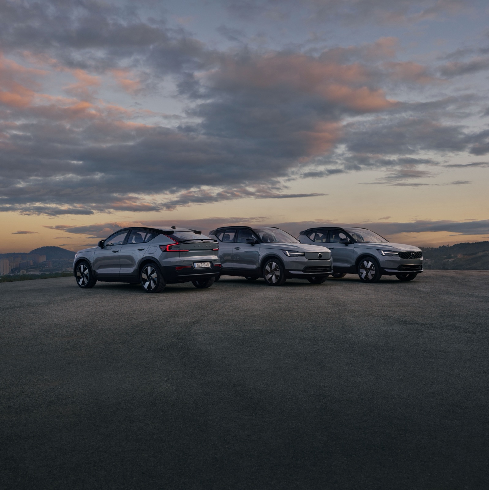 新型ボルボ40シリーズ3モデル（EC40・EX40・XC40）が並ぶ