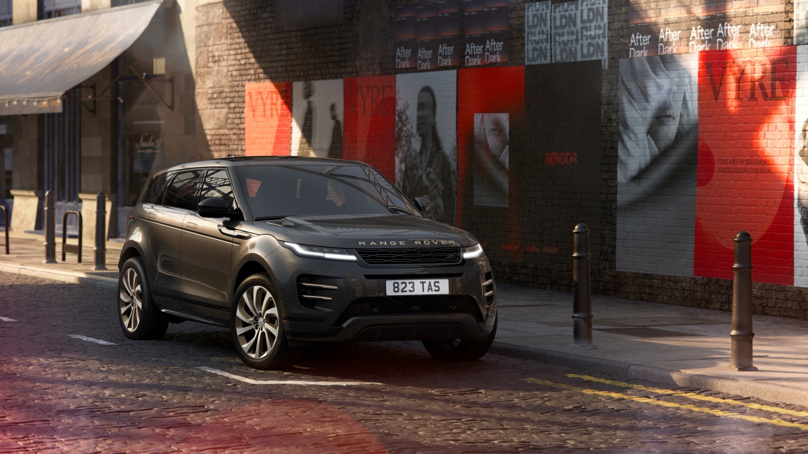 ロンドンの街並みに佇む RANGE ROVER EVOQUE 2027年モデル