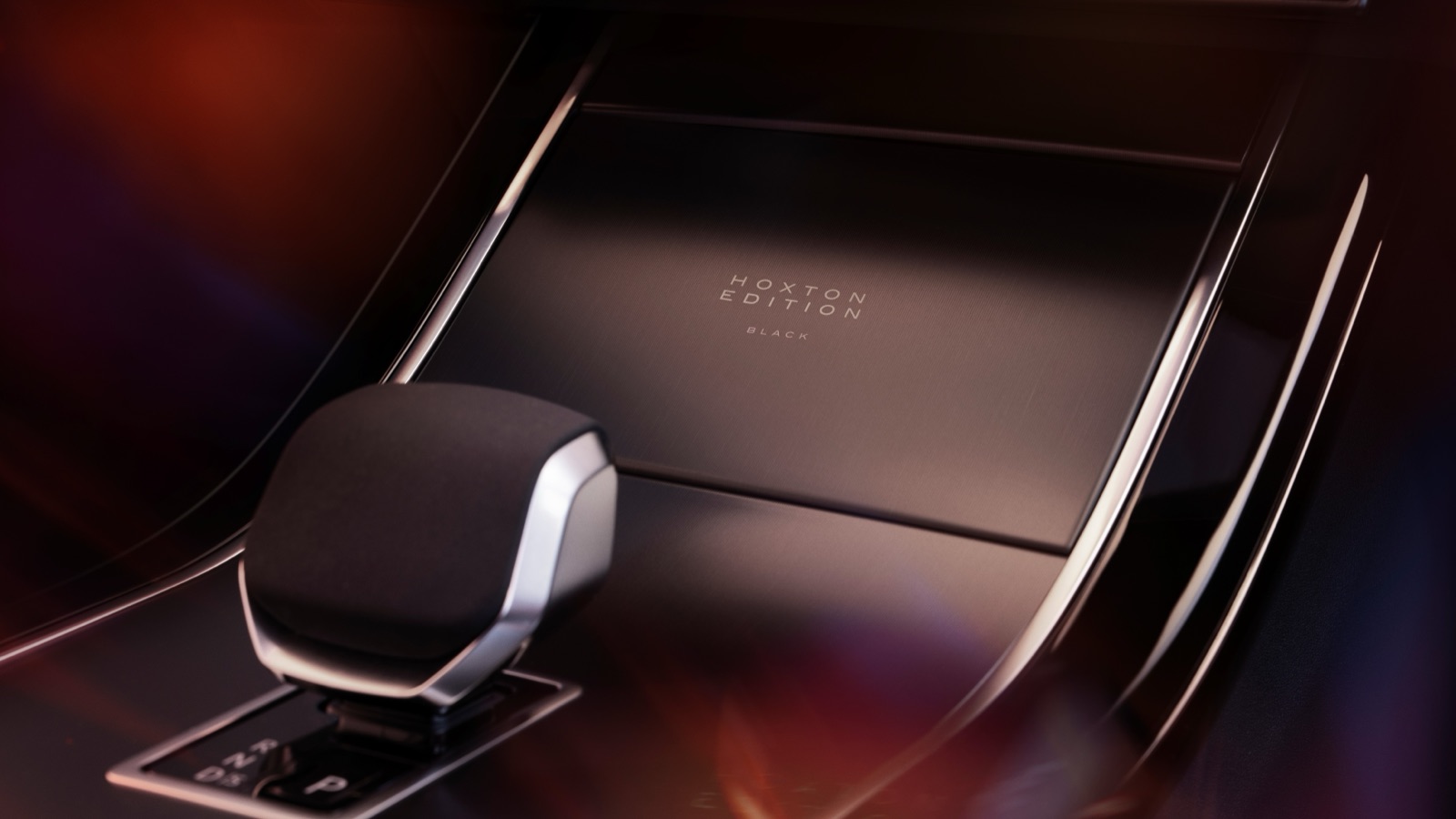 HOXTON EDITION BLACK グラフィックを配したブラックブラッシュドアルミニウムのトリムフィニッシャー