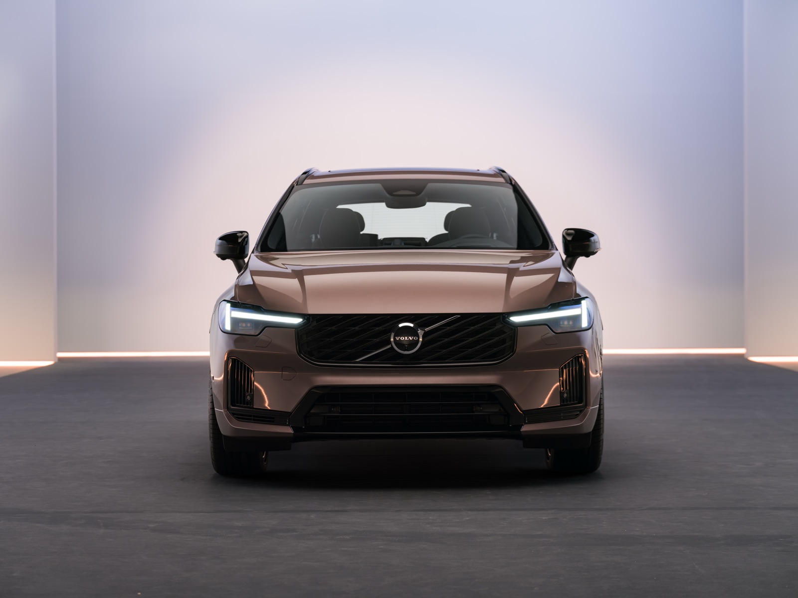 新型ボルボXC60の真正面から見たフロントマスクとトールズハンマーLEDヘッドライト