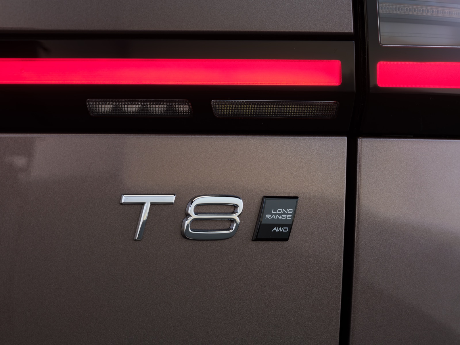 新型ボルボXC60のリアに備わるロングレンジを示すバッジ