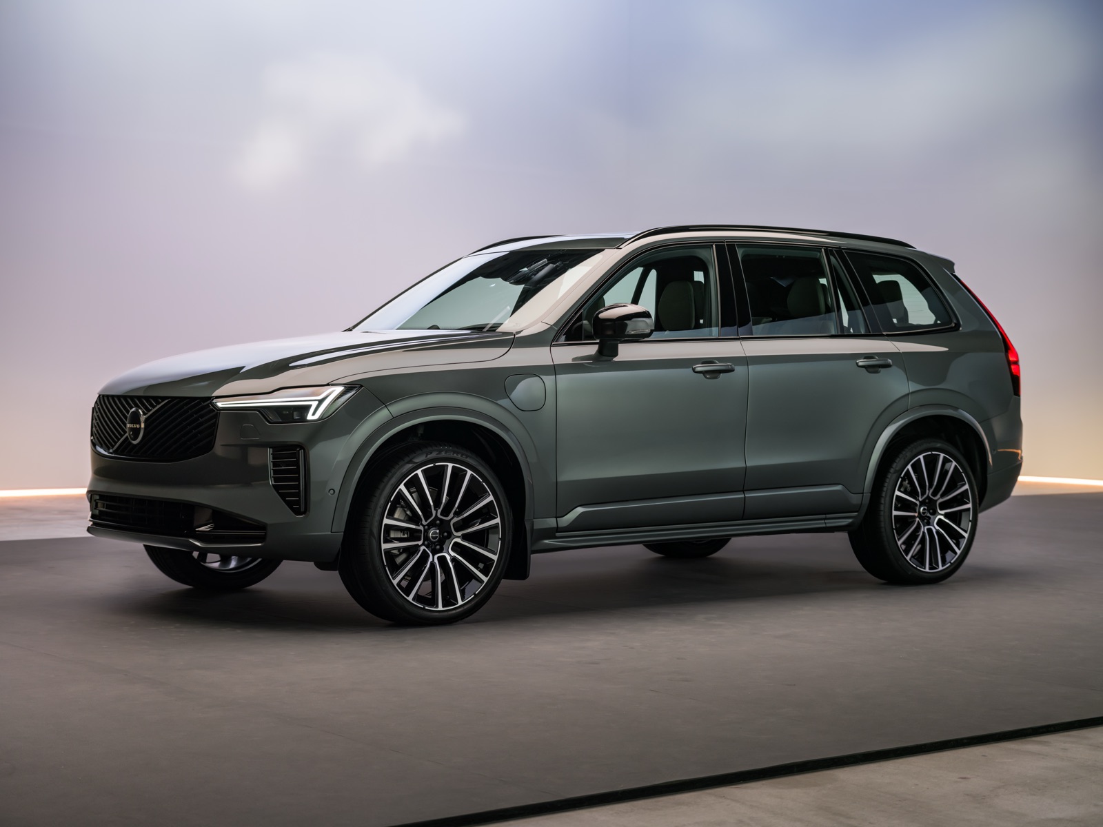 ボルボXC90のフロント斜め前方からの外観