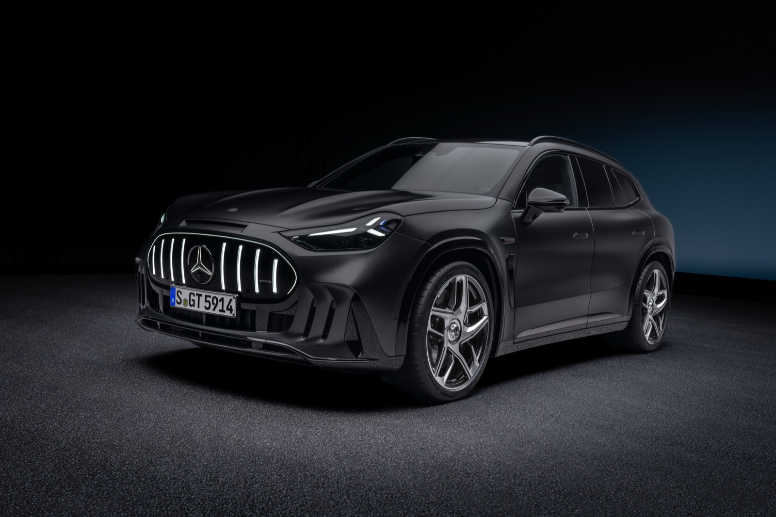 メルセデスAMG GT SUV フロントスリークォーター(スタジオ)
