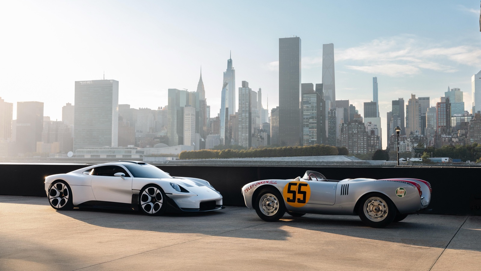 ニューヨーク・クイーンズの埠頭に並ぶポルシェ Mission S と550 Spyder